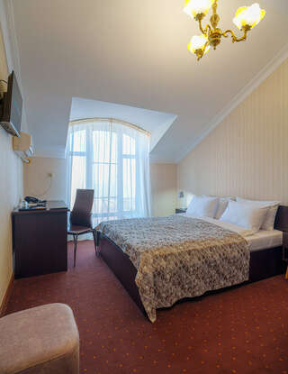 Гостиница Лорд Махачкала Стандарт с кроватью Queen-size  и балконом-3