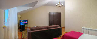 Гостиница Лорд Махачкала Стандарт с кроватью Queen-size  и балконом-4