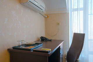 Гостиница Лорд Махачкала Стандарт с кроватью Queen-size  и балконом-4