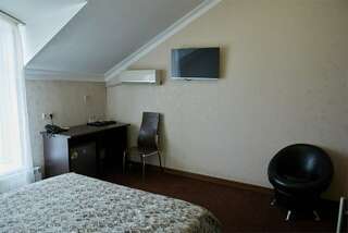 Гостиница Лорд Махачкала Стандарт с двуспальной кроватью и с балконом-2