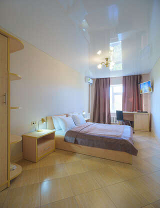 Гостиница Лорд Махачкала Семейный стандарт с кроватью Queeen-size-3