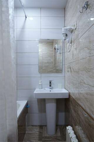 Гостиница Лорд Махачкала Двухкомнатный Супериор с двумя односпальными кроватями и мини-кухней-5