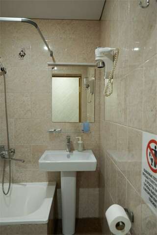 Гостиница Лорд Махачкала Семейный стандарт с двуспальной кроватью-9