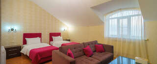 Гостиница Лорд Махачкала Стандарт с кроватью Queen-size  и балконом-1