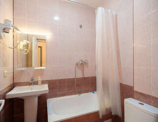 Гостиница Лорд Махачкала Стандарт с кроватью Queen-size-4