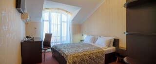 Гостиница Лорд Махачкала Стандарт с кроватью Queen-size  и балконом-1