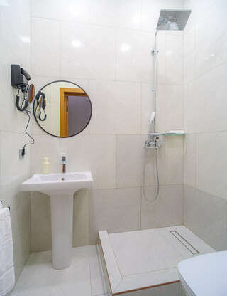 Гостиница Лорд Махачкала Реновированный Стандарт с балконом, с кроватью King-size или двумя односпальными кроватями-9